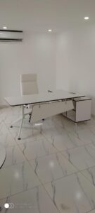 Secretária super acolhedora.Estrutura metálica Tampo: Madeira mdf Gabinete: Madeira mdf Medidas: 2m/90cm