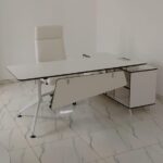 Secretária super acolhedora. Estrutura metálica Tampo: Madeira mdf Gabinete: Madeira mdf Medidas: 2m/90cm