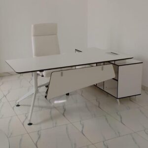 Secretária super acolhedora. Estrutura metálica Tampo: Madeira mdf Gabinete: Madeira mdf Medidas: 2m/90cm